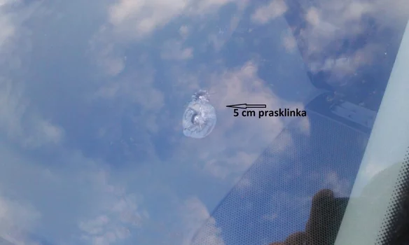 Oprava 5 cm praskliny na čelnom autoskle